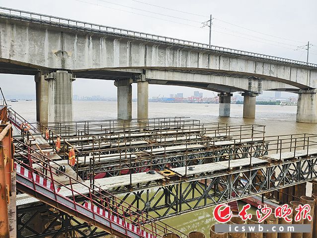 长沙湘江铁路特大桥主桥首个围堰顺利完成水下封底。长沙晚报通讯员 罗安 摄