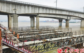 首个围堰完成水下封底 长赣高铁长沙湘江铁路特大桥主桥进入承台施工阶段