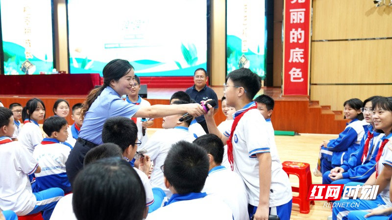 吴浪平作为法治副校长在学校上法治公开课.jpg