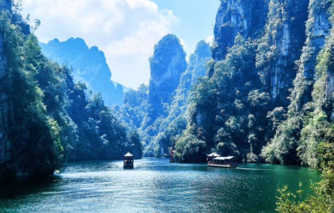 晴日览胜宝峰湖 邂逅张家界秋日山水画卷