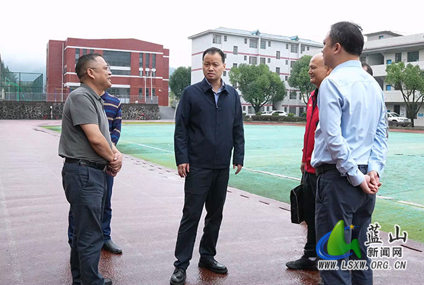 曾艺调研乡镇中学教育工作.jpg