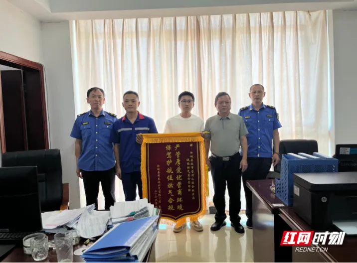 汝城县：城管局贴心服务 企业送锦旗感谢