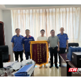 汝城县:城管局贴心服务 企业送锦旗感谢