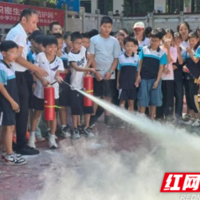 高兴小学开展2026年秋季消防安全应急疏散演练