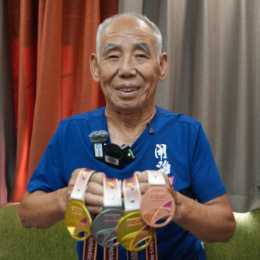 追光丨92岁2金1银1铜,中国大爷能“飞”!