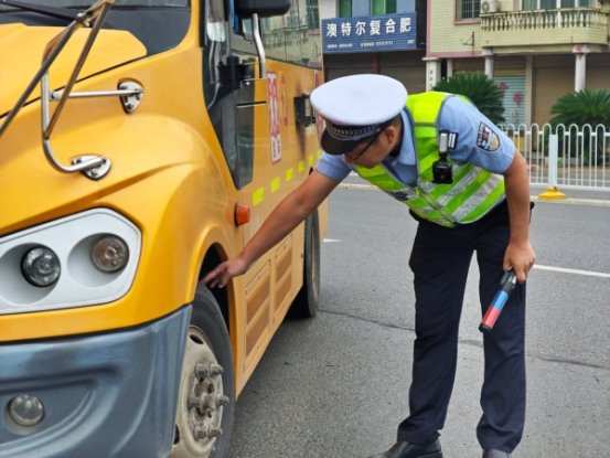 市公安局：晨间校车“大体检”，护航平安上学路