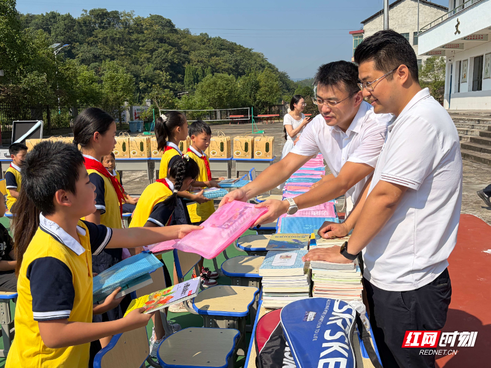 9.8情系乡村小学校 爱心支教暖童心——岳屏镇山田寺小学公益帮扶活动温情启幕4.jpg