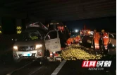 货车侧翻3000斤梨散落！益阳高速连夜抢险保通