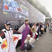 “空中飞人”风采!翼装飞行运动员亮相天门山与游客近距离互动