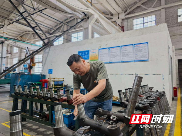 分厂员工正在对产品部件打磨.jpg