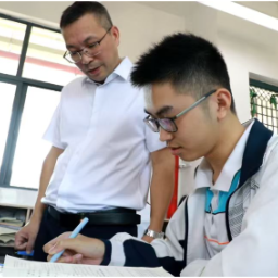 师者如光 | 病痛压不垮师者担当——记郴州市“模范教师”胡奇龙