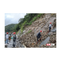 永兴县：铜西公路边坡挂网防护工程稳步推进
