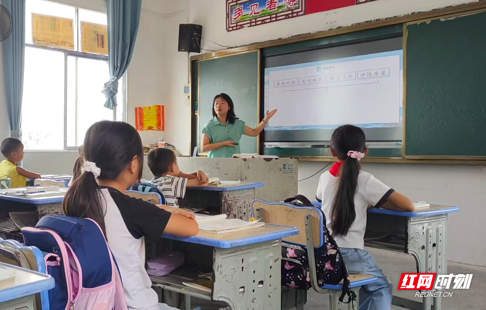 滕欢老师在教学.jpg