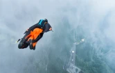 第十二届翼装飞行世锦赛开赛  11国“飞人”上演空中竞速