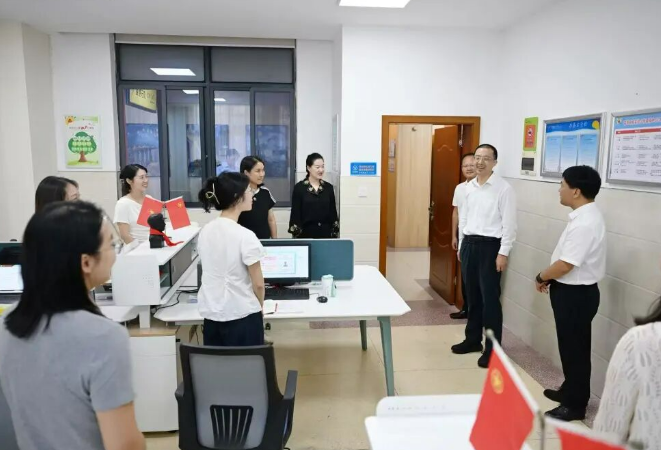周健走访慰问一线教师代表