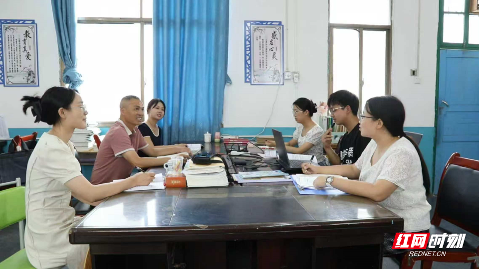 与青年教师座谈.jpg