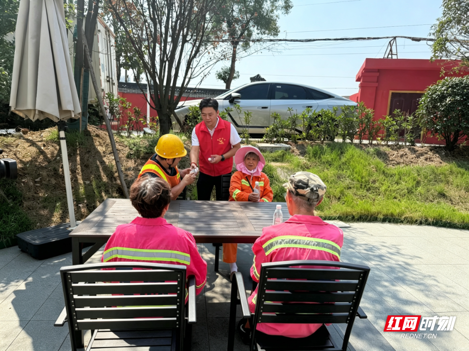9.9党建聚合力 暖“新”有温度——黄茶岭街道衡常村社区湖畔山南小区以爱心驿站赋能基层精细化治理2.jpg