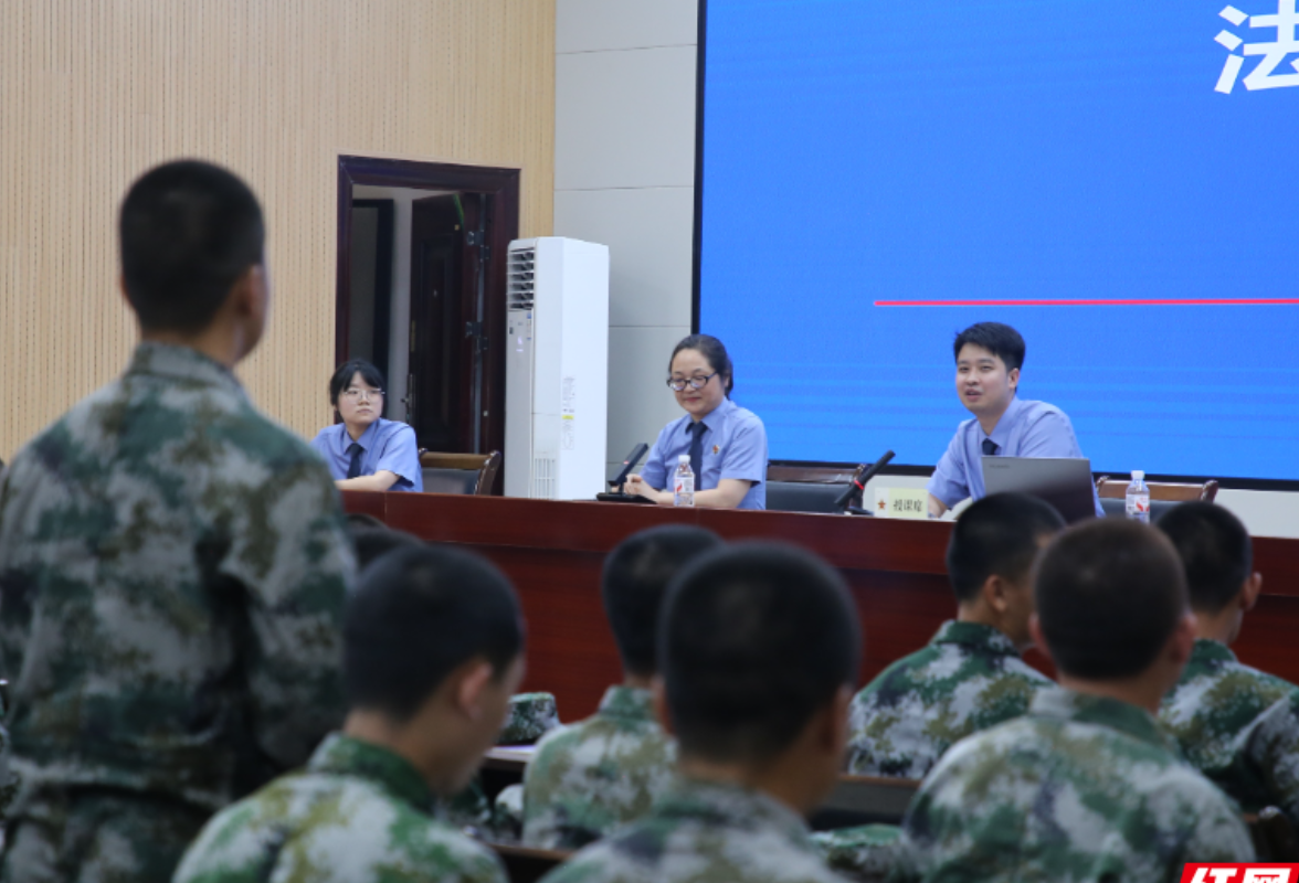 雁峰区军地联动为2026年下半年预定新兵开展普法教育