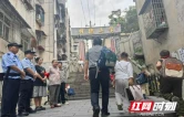 泸溪县护学岗上的“警”色 是每天风雨无阻的约定
