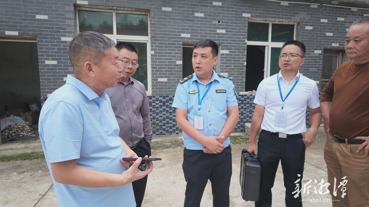 省第一生态环境保护督察组现场核查湘乡市养殖企业污染问题。1.png