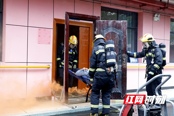 消防员救出“被困人员“_MG_6411.jpg