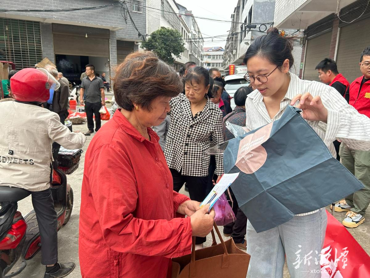 石鼓镇利用集市开展秸秆禁烧宣传。.jpg