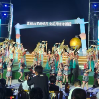 稻浪当幕布 柴火烤月饼 会同把“中秋”过进了丰收田野