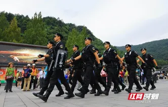 张家界武陵源：旅游快警全天候 平安护航中外客（组图）