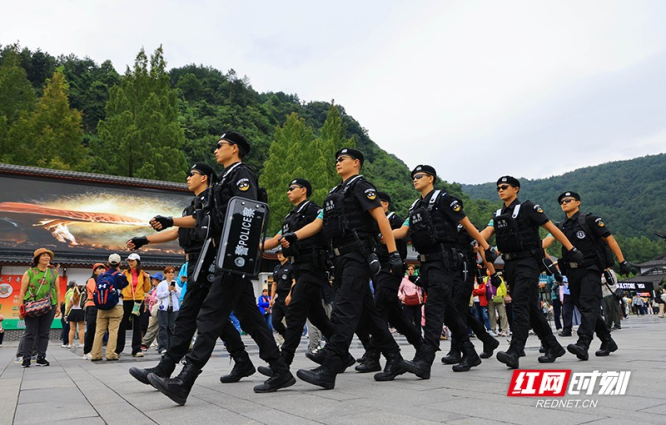 张家界武陵源：旅游快警全天候 平安护航中外客（组图）