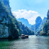 秋日宝峰湖|一湖秋水,铺展张家界山水画卷
