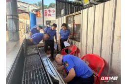 湘潭城管持续发力 现场督办餐饮油烟突出问题