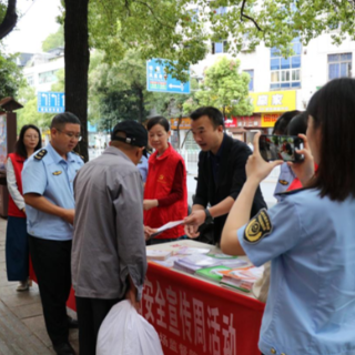 凤凰县市场监管局开展“药监为民创新引领”药品安全宣传活动