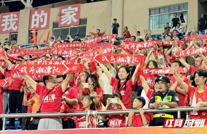 组图丨“湘超”湘潭队VS湘西队赛场精彩纷呈