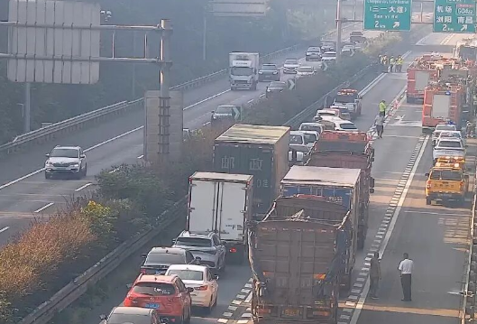 京港澳高速湖南一路段车辆自燃，南下方向需绕行→