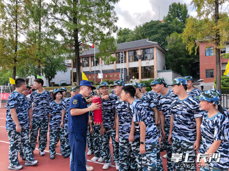 为军训新生讲解消防器材使用方法。 均为长沙晚报通讯员 寻艳 摄