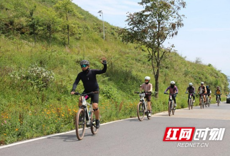13名韩国骑行爱好者骑行八面山 沉浸式体验龙山文旅魅力