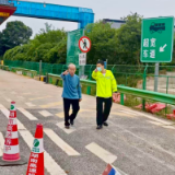 “路灯”照亮回家路 ——平江收费中心暖心救助迷途老人
