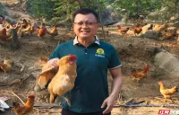 绿色印记，岁月沉香丨养足180天，扫码看鸡跑过哪片山——唐剑斌和他的绿色食品“信任账本”