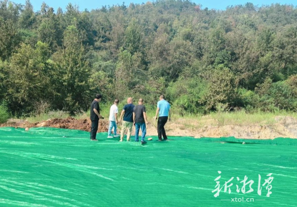 湘乡市龙洞水库库尾堆放不明固废，生态环境部门立案查处