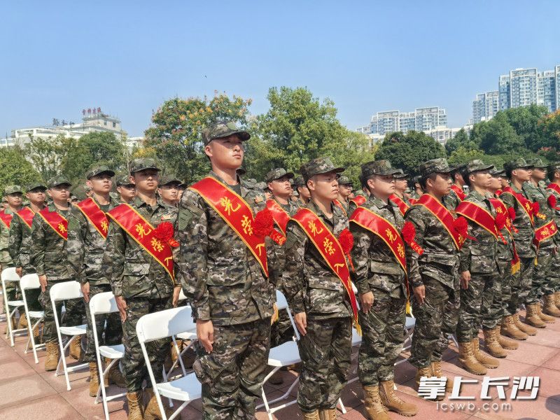 全体新兵身姿挺拔、目光坚毅。 均为长沙晚报全媒体记者田也摄