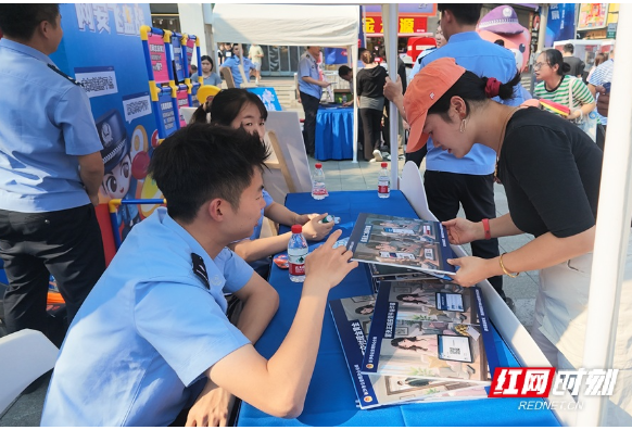 视频 |《守护解放西》警官来了！长沙天心公安把网络安全课堂搬进商圈