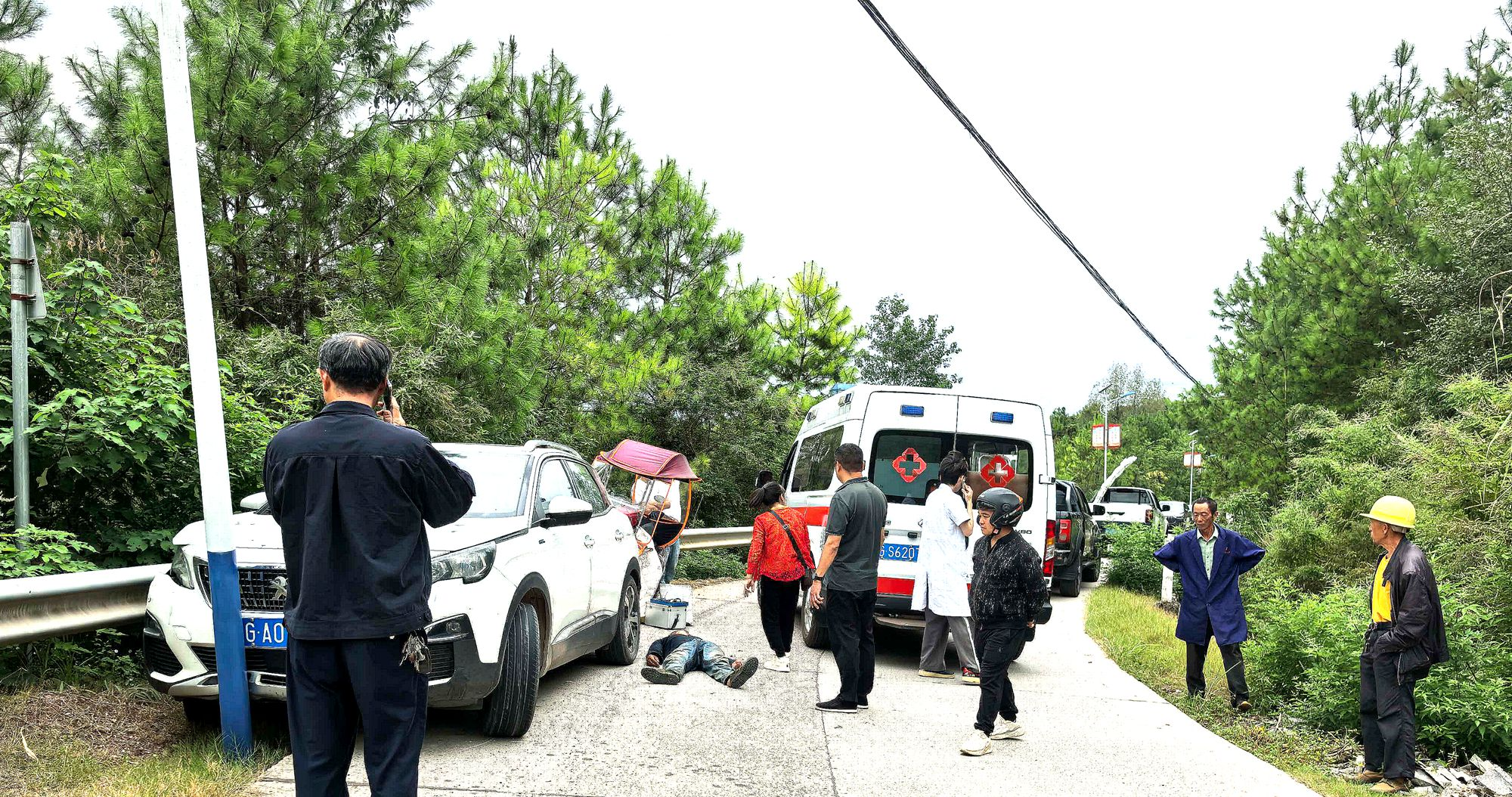慈利县：男子被蜂蜇休克，村干部上演“生死时速”