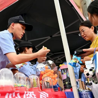 借力“湘超”人气 湘潭公安把反诈课堂搬到绿茵场