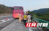 客车故障滞留高速，张家界高速暖心护航保平安