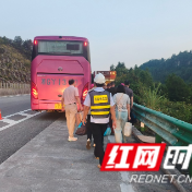 客车故障滞留高速，张家界高速暖心护航保平安