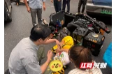 安化两名医者路遇车祸伸援手 暖心施救伤者彰显医者担当