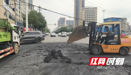 城管执法局清理道路泥污1