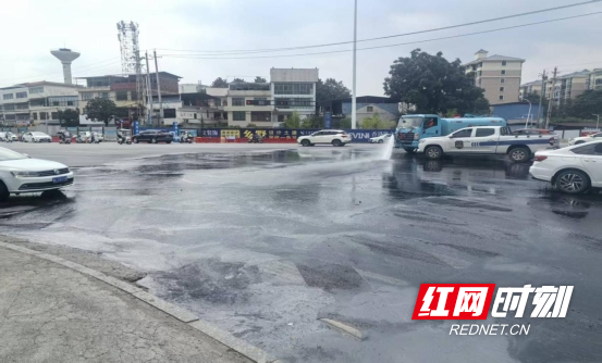 城管执法局清理道路泥污3