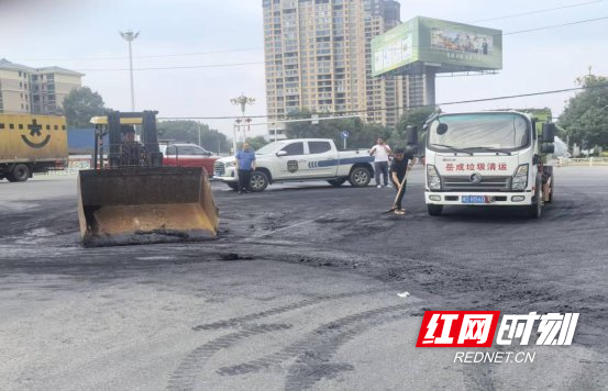 城管执法局清理道路泥污2