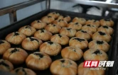 四代人匠心守护制作技艺 保靖洗沙月饼受青睐